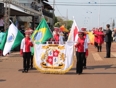 Desfile cívico em alusão ao aniversário de 27 anos de Mercedes é realizado